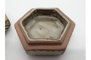 人間国宝　島岡達三　益子焼　象嵌赤繪盒子(共箱付き、民芸陶器、蓋付き器、小物入れ)(R-061080)