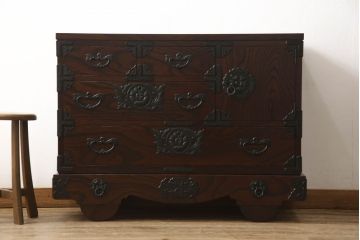 中古　美品　岩谷堂箪笥　迫力のある金具と杢目が存在感を放つ車箪笥(和タンス、収納箪笥、引き出し)(R-061085)