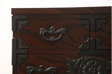 中古　美品　岩谷堂箪笥　迫力のある金具と杢目が存在感を放つ車箪笥(和タンス、収納箪笥、引き出し)(R-061085)