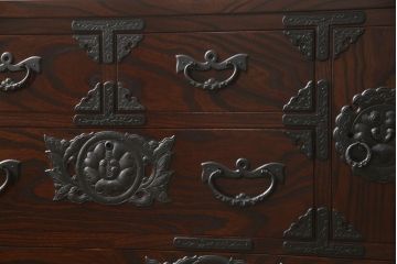中古　美品　岩谷堂箪笥　迫力のある金具と杢目が存在感を放つ車箪笥(和タンス、収納箪笥、引き出し)(R-061085)