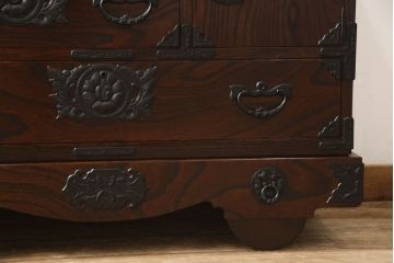 中古　美品　岩谷堂箪笥　迫力のある金具と杢目が存在感を放つ車箪笥(和タンス、収納箪笥、引き出し)(R-061085)