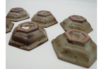 人間国宝　島岡達三　益子焼　象嵌赤絵縞文六角組皿　六角組皿6客セット(共箱付き、小鉢、和食器、民芸陶器)(R-061090)