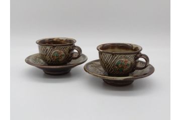 人間国宝　島岡達三　益子焼　象嵌赤絵　草花文カップ&ソーサー2客(共箱無し、コーヒーカップ、民芸陶器)(R-061094)