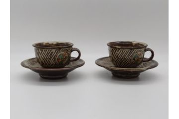 人間国宝　島岡達三　益子焼　象嵌赤絵　草花文カップ&ソーサー2客(共箱無し、コーヒーカップ、民芸陶器)(R-061094)