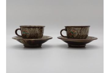 人間国宝　島岡達三　益子焼　象嵌赤絵　草花文カップ&ソーサー2客(共箱無し、コーヒーカップ、民芸陶器)(R-061094)