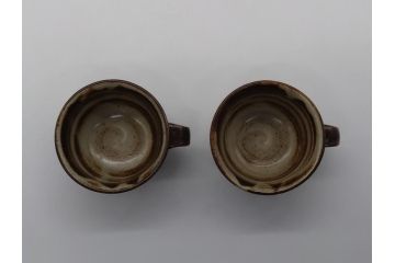 人間国宝　島岡達三　益子焼　象嵌赤絵　草花文カップ&ソーサー2客(共箱無し、コーヒーカップ、民芸陶器)(R-061094)