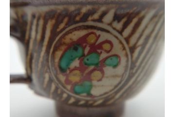 人間国宝　島岡達三　益子焼　象嵌赤絵　草花文カップ&ソーサー2客(共箱無し、コーヒーカップ、民芸陶器)(R-061094)