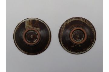 人間国宝　島岡達三　益子焼　象嵌赤絵　草花文カップ&ソーサー2客(共箱無し、コーヒーカップ、民芸陶器)(R-061094)