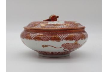 明治〜大正　九谷焼　久谷製　久谷赤絵　小槌摘赤絵金彩　菓子器　鮮やかな色合いの5.4寸菓子鉢(蓋物、蓋付菓子鉢、深鉢、深皿、シュガーポット)(R-061095)