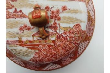 明治〜大正　九谷焼　久谷製　久谷赤絵　小槌摘赤絵金彩　菓子器　鮮やかな色合いの5.4寸菓子鉢(蓋物、蓋付菓子鉢、深鉢、深皿、シュガーポット)(R-061095)