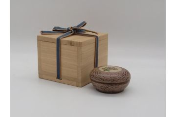 人間国宝　島岡達三　益子焼　2.5寸象嵌赤繪草花文盒子(共箱付き、縄文象嵌、民芸陶器、赤絵、合子、蓋物、香合、深鉢、深皿、鉢、和食器)(R-061096)