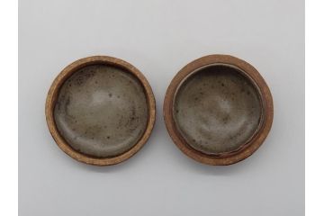 人間国宝　島岡達三　益子焼　2.5寸象嵌赤繪草花文盒子(共箱付き、縄文象嵌、民芸陶器、赤絵、合子、蓋物、香合、深鉢、深皿、鉢、和食器)(R-061096)