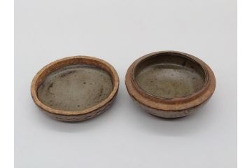 人間国宝　島岡達三　益子焼　2.5寸象嵌赤繪草花文盒子(共箱付き、縄文象嵌、民芸陶器、赤絵、合子、蓋物、香合、深鉢、深皿、鉢、和食器)(R-061096)
