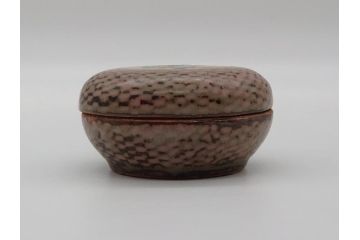 人間国宝　島岡達三　益子焼　2.5寸象嵌赤繪草花文盒子(共箱付き、縄文象嵌、民芸陶器、赤絵、合子、蓋物、香合、深鉢、深皿、鉢、和食器)(R-061096)