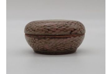 人間国宝　島岡達三　益子焼　2.5寸象嵌赤繪草花文盒子(共箱付き、縄文象嵌、民芸陶器、赤絵、合子、蓋物、香合、深鉢、深皿、鉢、和食器)(R-061096)