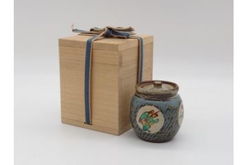 人間国宝　島岡達三　益子焼　象嵌赤繪草花文小蓋物(共箱付き、赤絵、民芸陶器、蓋付き器、蓋物、茶壺、シュガーポット)(R-061097)