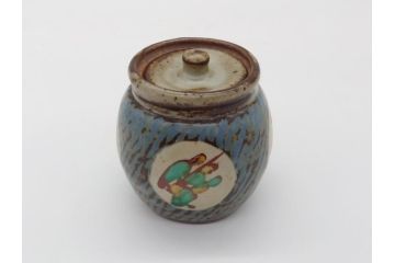 人間国宝　島岡達三　益子焼　象嵌赤繪草花文小蓋物(共箱付き、赤絵、民芸陶器、蓋付き器、蓋物、茶壺、シュガーポット)(R-061097)