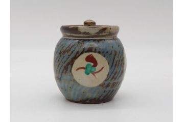 人間国宝　島岡達三　益子焼　象嵌赤繪草花文小蓋物(共箱付き、赤絵、民芸陶器、蓋付き器、蓋物、茶壺、シュガーポット)(R-061097)