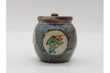 人間国宝　島岡達三　益子焼　象嵌赤繪草花文小蓋物(共箱付き、赤絵、民芸陶器、蓋付き器、蓋物、茶壺、シュガーポット)(R-061097)