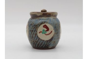 人間国宝　島岡達三　益子焼　象嵌赤繪草花文小蓋物(共箱付き、赤絵、民芸陶器、蓋付き器、蓋物、茶壺、シュガーポット)(R-061097)