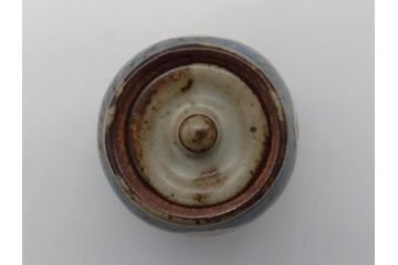人間国宝　島岡達三　益子焼　象嵌赤繪草花文小蓋物(共箱付き、赤絵、民芸陶器、蓋付き器、蓋物、茶壺、シュガーポット)(R-061097)