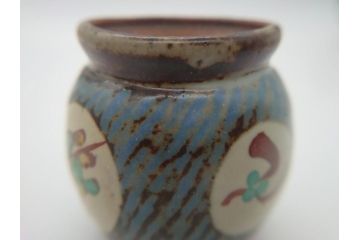 人間国宝　島岡達三　益子焼　象嵌赤繪草花文小蓋物(共箱付き、赤絵、民芸陶器、蓋付き器、蓋物、茶壺、シュガーポット)(R-061097)