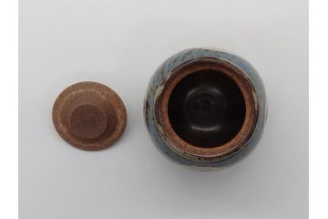 人間国宝　島岡達三　益子焼　象嵌赤繪草花文小蓋物(共箱付き、赤絵、民芸陶器、蓋付き器、蓋物、茶壺、シュガーポット)(R-061097)