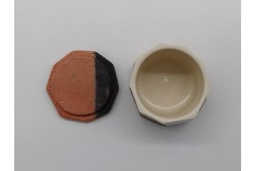 梅山窯　砥部焼　中村康平　中村梅山　希少作　変形　2.5寸角茶器(共箱付き、薄茶器、棗、茶道具、茶入れ、蓋物、小蓋物、鉢)(R-061098)