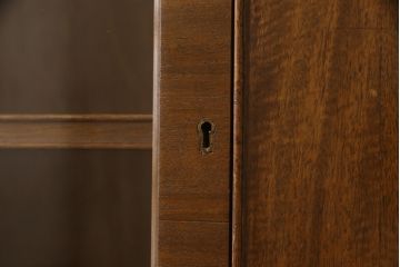 イギリスアンティーク　マホガニー材　シンプルで使いやすい薄型ブックケース(本箱、ガラスケース、飾り棚、陳列棚、収納棚)(R-061100)