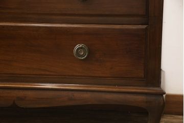 イギリスアンティーク　マホガニー材　ロイズ・アンティークス取り扱い　上品な佇まいが魅力的なチェスト(サイドチェスト、引き出し)(R-061103)