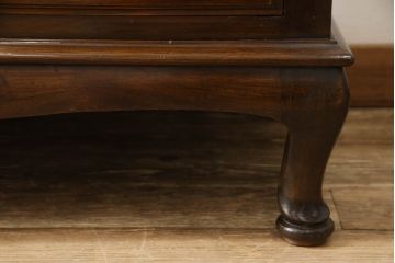 イギリスアンティーク　マホガニー材　ロイズ・アンティークス取り扱い　上品な佇まいが魅力的なチェスト(サイドチェスト、引き出し)(R-061103)