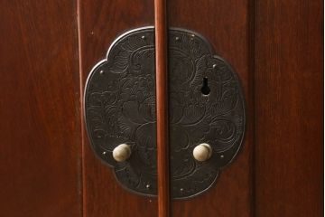 和製アンティーク　大正〜昭和初期　漆塗り　手打ち金具や木地呂塗りが美しい!　衣装盆付き　凛とした雰囲気が魅力的な仙台箪笥ローボード(テレビ台、テレビボード、ローチェスト、和箪笥、和たんす、引き出し、時代箪笥、整理箪笥、着物箪笥)(R-061104)
