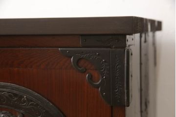 和製アンティーク　大正〜昭和初期　漆塗り　サイズがいいね!　手打ち金具や木地呂塗りが美しい!　唐獅子金具が存在感を放つ仙台箪笥ローボード(テレビ台、テレビボード、ローチェスト、和箪笥、和たんす、引き出し、時代箪笥、整理箪笥)(R-061105)