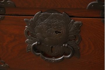 和製アンティーク　大正〜昭和初期　漆塗り　サイズがいいね!　手打ち金具や木地呂塗りが美しい!　唐獅子金具が存在感を放つ仙台箪笥ローボード(テレビ台、テレビボード、ローチェスト、和箪笥、和たんす、引き出し、時代箪笥、整理箪笥)(R-061105)