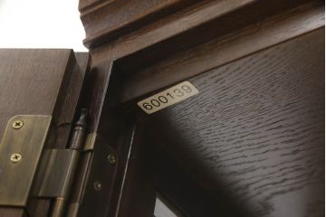 中古　カリモク家具(karimoku)　domani(ドマーニ)　QUEENS　LIFE(クイーンズライフ)　クラシカルなデザインが魅力的なキャビネット(食器棚、キュリオケース、飾り棚、収納棚)(R-061107)