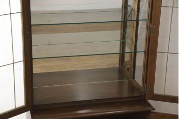 中古　カリモク家具(karimoku)　domani(ドマーニ)　QUEENS　LIFE(クイーンズライフ)　クラシカルなデザインが魅力的なキャビネット(食器棚、キュリオケース、飾り棚、収納棚)(R-061107)