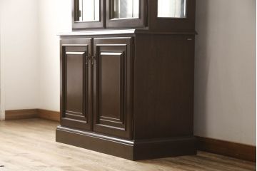 中古　カリモク家具(karimoku)　domani(ドマーニ)　QUEENS　LIFE(クイーンズライフ)　クラシカルなデザインが魅力的なキャビネット(食器棚、キュリオケース、飾り棚、収納棚)(R-061107)