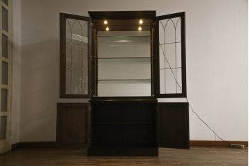 中古　カリモク家具(karimoku)　domani(ドマーニ)　QUEENS　LIFE(クイーンズライフ)　クラシカルなデザインが魅力的なキャビネット(食器棚、キュリオケース、飾り棚、収納棚)(R-061109)
