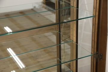 中古　カリモク家具(karimoku)　domani(ドマーニ)　QUEENS　LIFE(クイーンズライフ)　クラシカルなデザインが魅力的なキャビネット(食器棚、キュリオケース、飾り棚、収納棚)(R-061109)