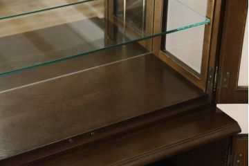 中古　カリモク家具(karimoku)　domani(ドマーニ)　QUEENS　LIFE(クイーンズライフ)　クラシカルなデザインが魅力的なキャビネット(食器棚、キュリオケース、飾り棚、収納棚)(R-061109)