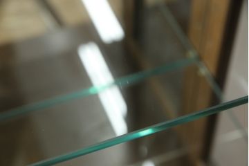中古　カリモク家具(karimoku)　domani(ドマーニ)　QUEENS　LIFE(クイーンズライフ)　クラシカルなデザインが魅力的なキャビネット(食器棚、キュリオケース、飾り棚、収納棚)(R-061109)