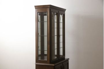中古　カリモク家具(karimoku)　domani(ドマーニ)　QUEENS　LIFE(クイーンズライフ)　クラシカルなデザインが魅力的なキャビネット(食器棚、キュリオケース、飾り棚、収納棚)(R-061109)