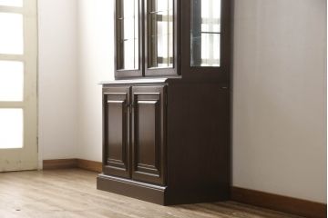 中古　カリモク家具(karimoku)　domani(ドマーニ)　QUEENS　LIFE(クイーンズライフ)　クラシカルなデザインが魅力的なキャビネット(食器棚、キュリオケース、飾り棚、収納棚)(R-061109)