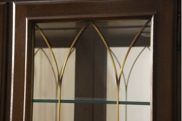 中古　カリモク家具(karimoku)　domani(ドマーニ)　QUEENS　LIFE(クイーンズライフ)　クラシカルなデザインが魅力的なキャビネット(食器棚、キュリオケース、飾り棚、収納棚)(R-061109)