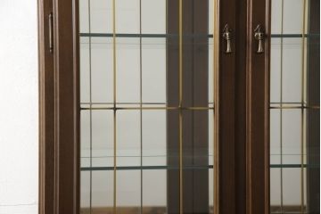 中古　カリモク家具(karimoku)　domani(ドマーニ)　QUEENS　LIFE(クイーンズライフ)　クラシカルなデザインが魅力的なキャビネット(食器棚、キュリオケース、飾り棚、収納棚)(R-061109)