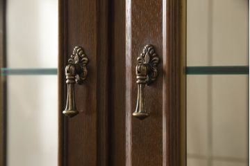 中古　カリモク家具(karimoku)　domani(ドマーニ)　QUEENS　LIFE(クイーンズライフ)　クラシカルなデザインが魅力的なキャビネット(食器棚、キュリオケース、飾り棚、収納棚)(R-061109)