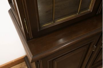 中古　カリモク家具(karimoku)　domani(ドマーニ)　QUEENS　LIFE(クイーンズライフ)　クラシカルなデザインが魅力的なキャビネット(食器棚、キュリオケース、飾り棚、収納棚)(R-061109)