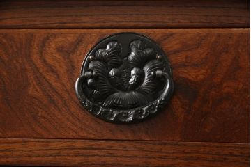 中古　伝統民芸家具　岩谷堂箪笥　金具の細やかなデザインが美しいサイドボード(収納棚、戸棚、飾り棚、食器棚、サイドキャビネット)(定価約65万円)(R-061118)