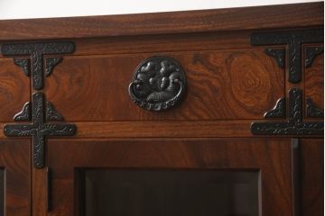 中古　伝統民芸家具　岩谷堂箪笥　金具の細やかなデザインが美しいサイドボード(収納棚、戸棚、飾り棚、食器棚、サイドキャビネット)(定価約65万円)(R-061118)