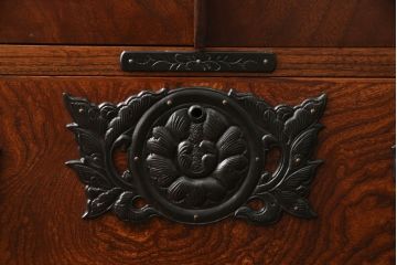 中古　伝統民芸家具　岩谷堂箪笥　金具の細やかなデザインが美しいサイドボード(収納棚、戸棚、飾り棚、食器棚、サイドキャビネット)(定価約65万円)(R-061118)